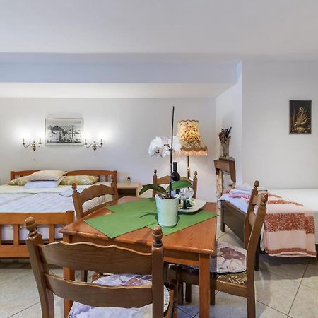 Awesome Studio In Pula With Wifi Extérieur photo